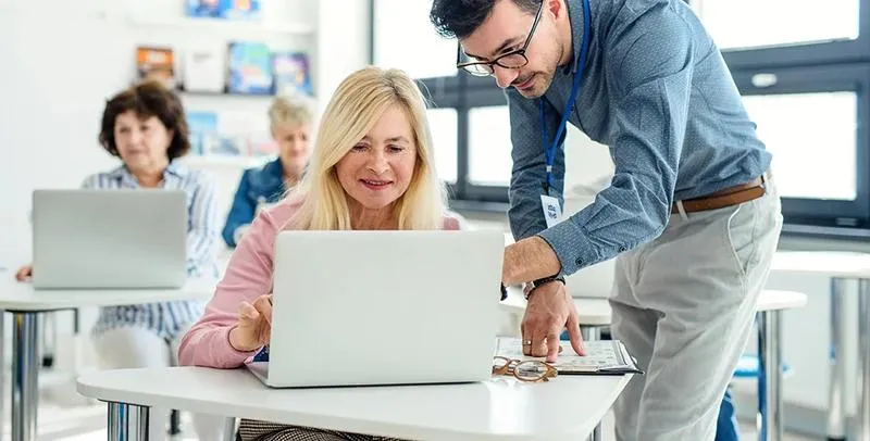 Cyfrowa szkoła przyszłości: Jak nowoczesne wyposażenie i technologie zmieniają edukację
