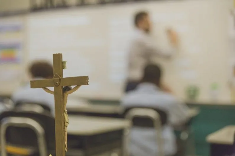 Czy nauczyciel religii ma prawo być wychowawcą? Sprawdź ważne przepisy