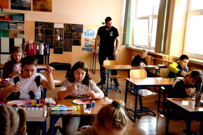 Dokumentacja nauczyciela wspomagającego: kluczowe elementy i rola w praktyce