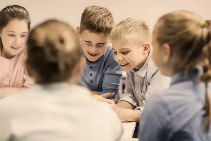 Jak grupa rówieśnicza kształtuje rozwój dziecka – kluczowe aspekty, które warto znać