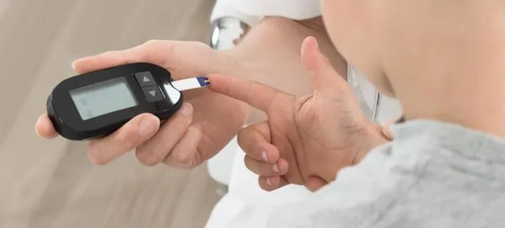 Jak nauczyciel wspomagający może pomóc dziecku z cukrzycą: kluczowe role i obowiązki