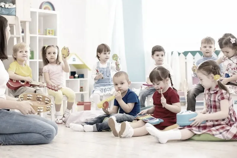 Jak różnorodne zabawy w przedszkolu wpływają na rozwój maluchów?