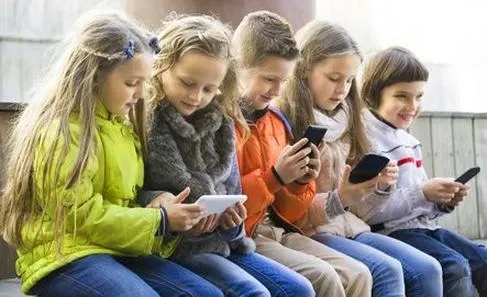 Jak rozpoznać uzależnienie dziecka od telefonu: objawy oraz skuteczna pomoc