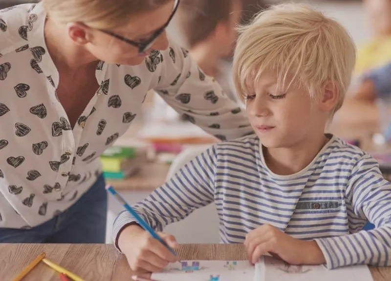 Jak skutecznie uzyskać pomoc nauczyciela dla dziecka z orzeczeniem?