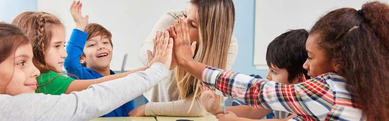 Nauczyciel wspomagający autyzm – jak kluczowe przepisy prawne wspierają edukację dzieci?