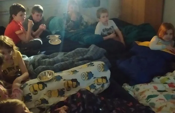 Nocowanki dla dzieci: Pomysły na bezpieczną zabawę w domowej atmosferze