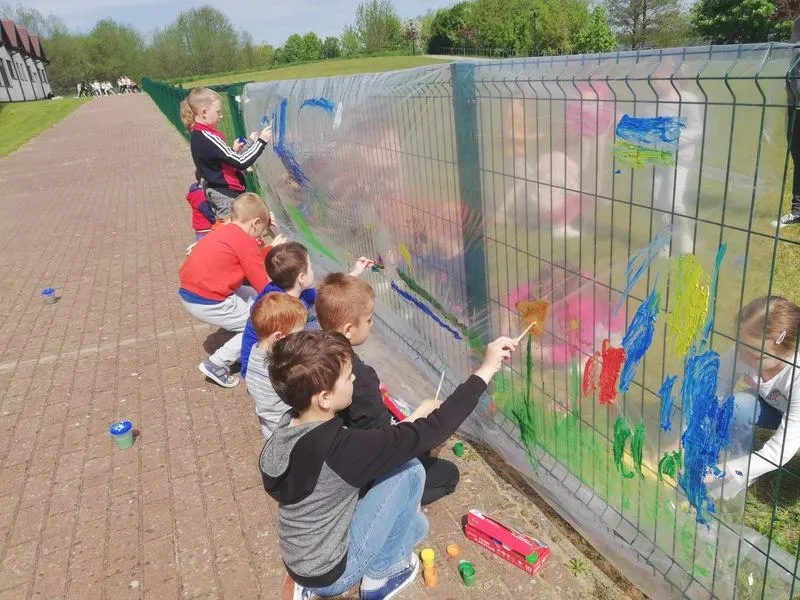 Odkryj wiosenne zabawy sensoryczne: 5 kreatywnych pomysłów na rozwój zmysłów dzieci