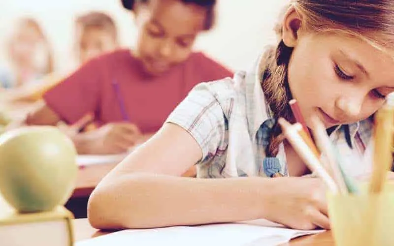 Praca klasowa a sprawdzian – jakie są kluczowe różnice i jak się do nich przygotować?